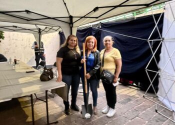 Madres buscadoras entregan una pala a la titular de la CNDH.