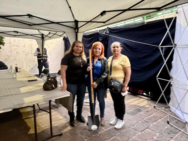 Madres buscadoras entregan una pala a la titular de la CNDH.