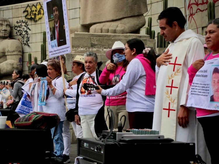 Madres buscadoras se concentran en el Monumento a la Madre, en la CDMX.