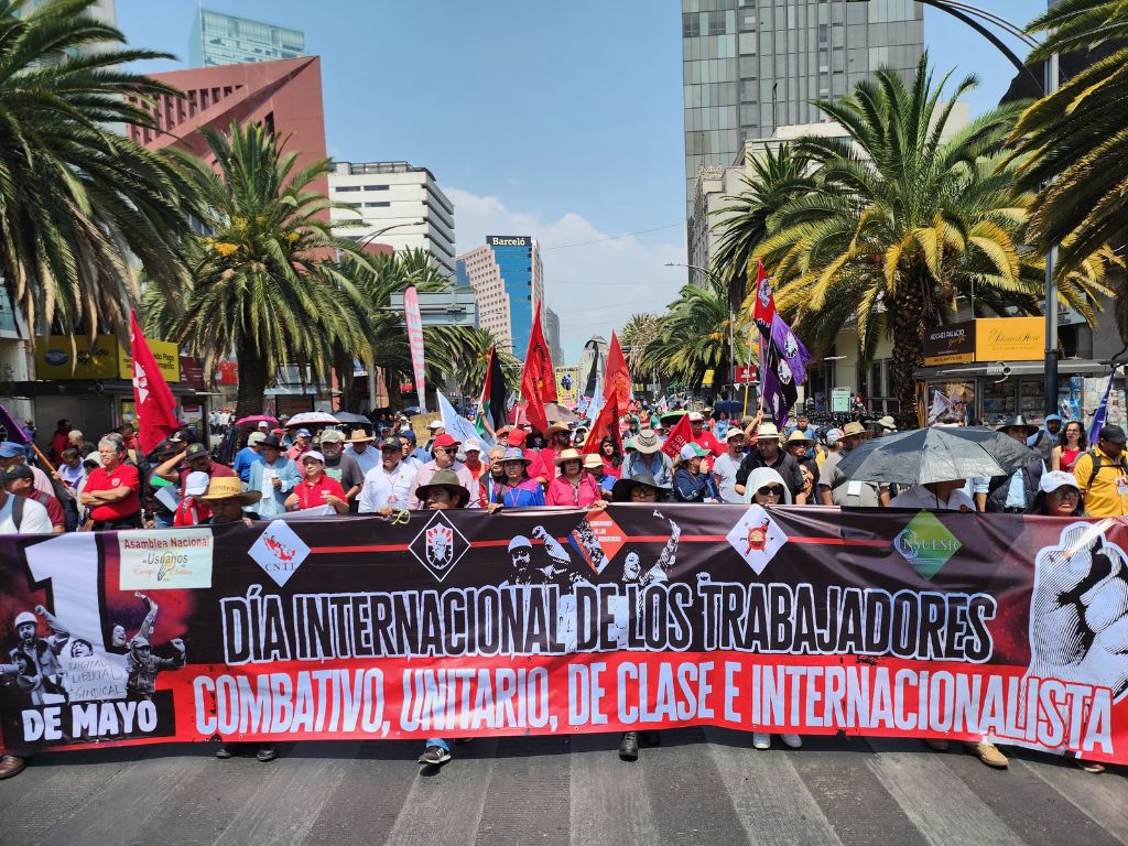 Marcha de maestros el 1 de mayo. Foto Florentino López