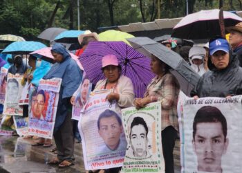 En tercera reunión con Sheinbaum, padres de los 43 mantienen sus exigencias