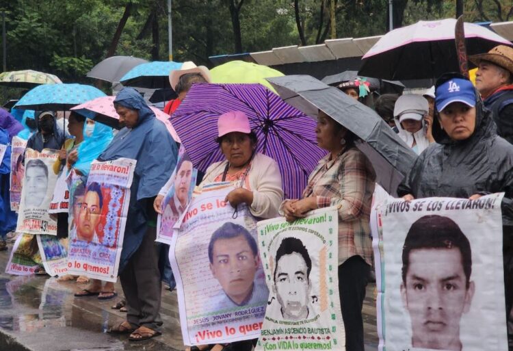 En tercera reunión con Sheinbaum, padres de los 43 mantienen sus exigencias