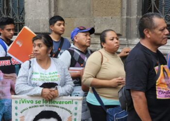 Fiscalía del caso Ayotzinapa. Padres de los normalistas desaparecidos. Ingresando a Palacio Nacional para reunirse con la presidenta Claudia Sheinbaum.