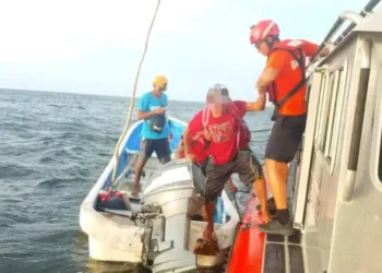 La Marina rescató a los pescadores que estaban a la deriva en las aguas del Golfo de México tras fallas en su embarcación.