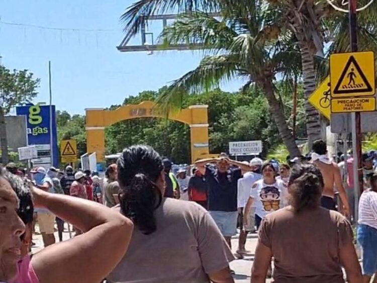 Bloquean acceso al Pueblo Mágico de Sisal por disputa de terrenos ganados al mar