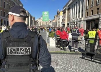 Seguridad reforzada en la Plaza de San Pedro para la ceremonia de entronización del Papa León XIV esta madrugada.