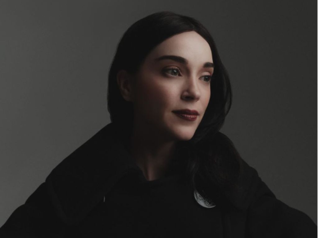 St. Vincent y Mon Laferte reimaginan en dueto bilingüe “Tiempos Violentos”