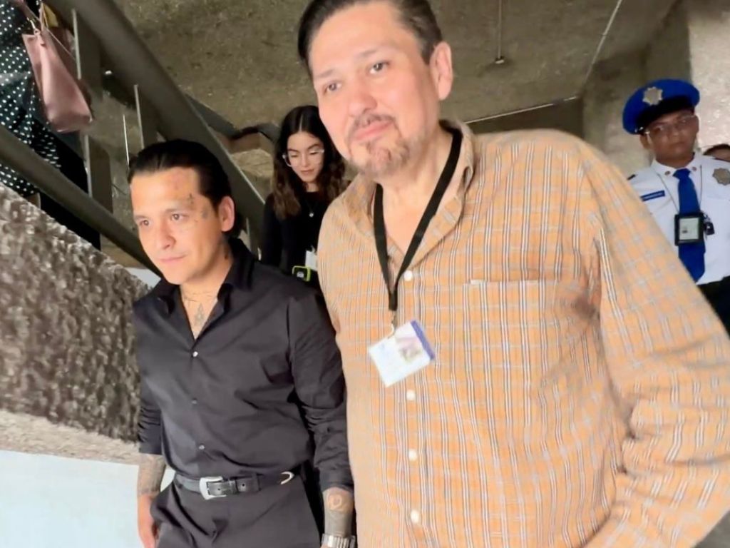 Christian Nodal a su salida de los Juzgados en CDMX