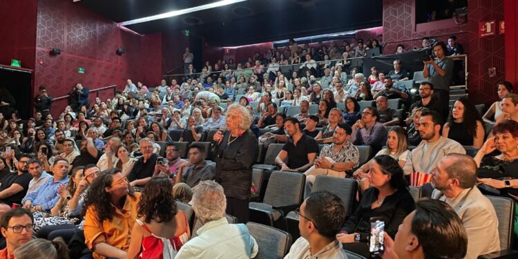 Elena Poniatowska da la patadita de la suerte a la obra Para la libertad: México 68