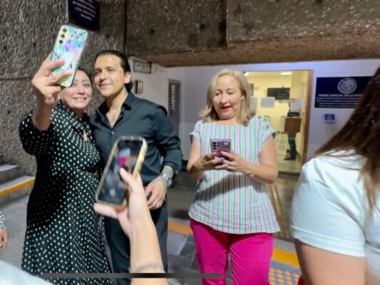 Christian Nodal a su salida de los Juzgados en CDMX