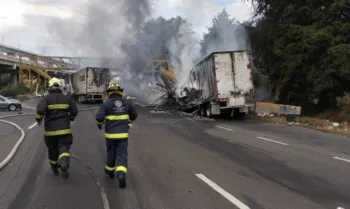 Carambola en la México-Toluca deja tráiler calcinado