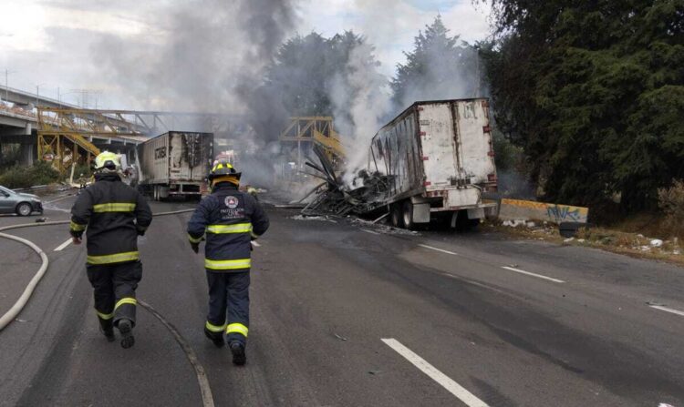 Carambola en la México-Toluca deja tráiler calcinado