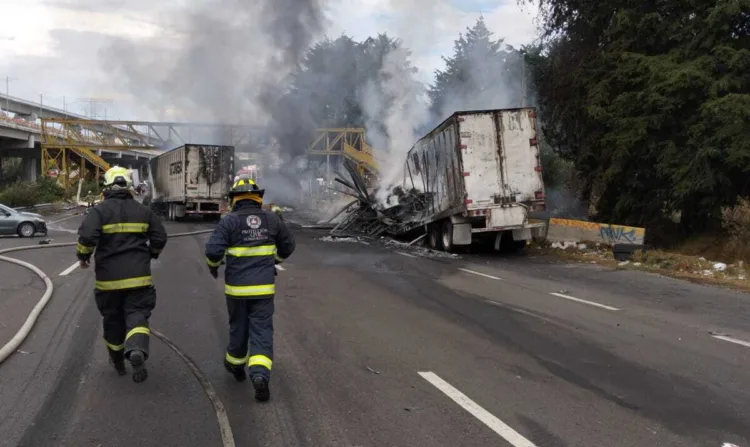 Carambola en la México-Toluca deja tráiler calcinado
