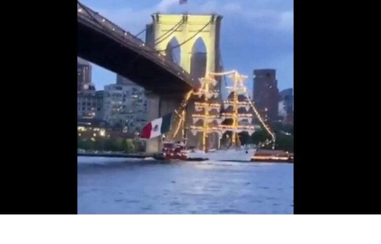 Velero Cuauhtémoc se impacta con la parte baja del Puente de Brooklyn, en Nueva York.