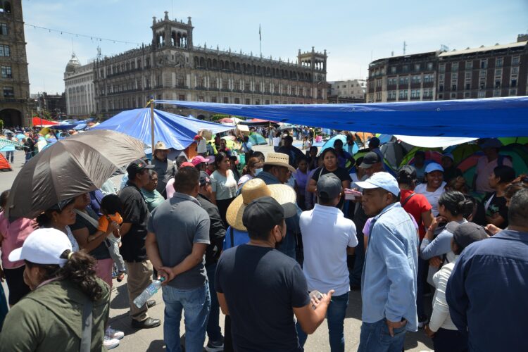 15 de mayo de 2025. Integrantes de la CNTE instalan casas de campaña para el plantón en el Zócalo de la CDMX. Segob llama a CNTE al diálogo
