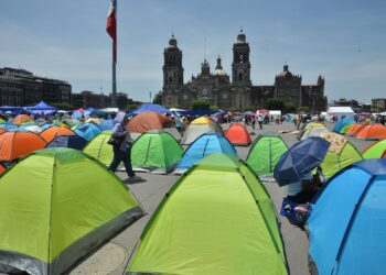 15 de mayo de 2025. Integrantes de la CNTE instalan casas de campaña para el plantón en el Zócalo de la CDMX. AMEXI/Foto/Bejanmón Flores