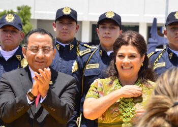 Clara Brugada anuncia aumento de 9% al salario de policías