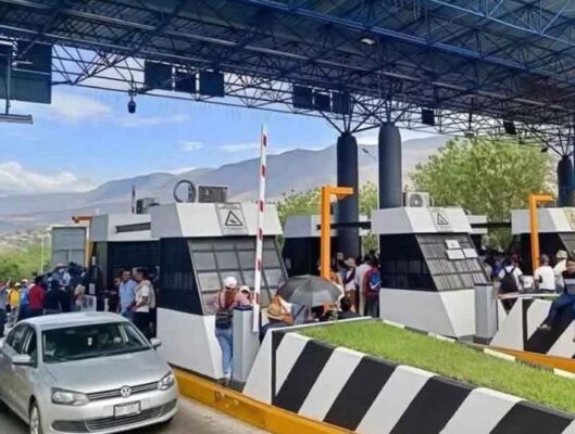 Este lunes, alrededor de 500 docentes del CCL se reunieron, un par de horas desde la mañana, en el kilómetro 46 del tramo de cuota San Cristóbal-Tuxtla Gutiérrez, para botear y recaudar fondos y apoyar a los docentes que se mantienen en plantón indefinido en el Zócalo de la Ciudad de México.