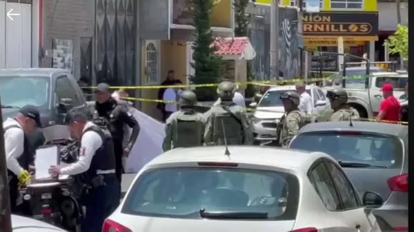Personal ministerial y peritos realizaron el levantamiento del cuerpo y recabaron indicios, además de solicitar los videos de las cámaras de vigilancia públicas y privadas en la zona