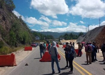 Magisterio de la región Altos de Chiapas bloquea autopista San Cristóbal–Tuxtla Gutiérrez