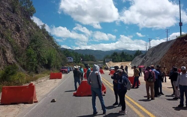 Magisterio de la región Altos de Chiapas bloquea autopista San Cristóbal–Tuxtla Gutiérrez