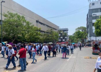 En Chiapas, los maestros realizaron una marcha. Inician un paro laboral. Principales demandas derogación de la ley del ISSSTE del 2007.