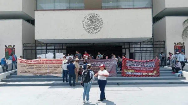 Los docentes del sistema educativo estatal de Chiapas denuncian públicamente, frente a Palacio de Gobierno en Tuxtla Gutiérrez, los adeudos del gobierno del estado