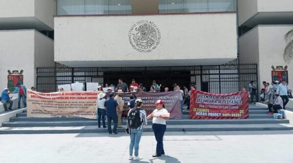 Los docentes del sistema educativo estatal de Chiapas denuncian públicamente, frente a Palacio de Gobierno en Tuxtla Gutiérrez, los adeudos del gobierno del estado