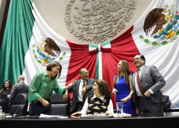 La vicepresidenta de la Cámara de Diputados, Dolores Padierna Luna hace un reconocimiento a los más de 2 millones de maestros.