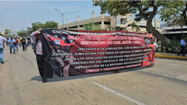 Este 15 de mayo, Día del maestro, agremiados al Sindicato Nacional de Trabajadores de la Educación (SNTE-CNTE) comienzan el paro laboral de la Coordinadora Nacional de Trabajadores de Educación (CNTE), que reúne a cerca de 18 mil maestros en Chiapas.
