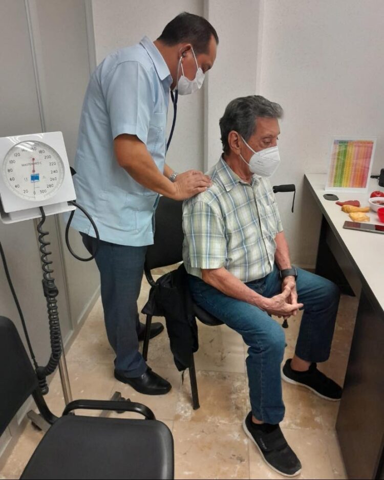 El exgobernador Mario Villanueva ingreso al Hospital del ISSTE en esta capital, debido a problemas cardiacos y respiratorios.