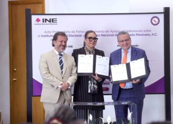 El INE y el Colegio de Notariado firman convenio por elección judicial