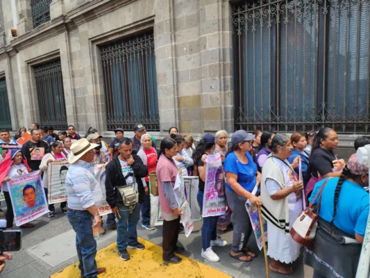 Padres de Ayotzinapa exigen a Sheinbaum remoción del fiscal del caso Rosendo Gómez Piedra, por falta de resultados en las investigaciones.