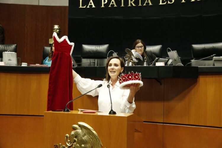 «Aquí le traigo a Noroña su capita, su coronita y su cetrito de reyezuelo»: Lilly Téllez