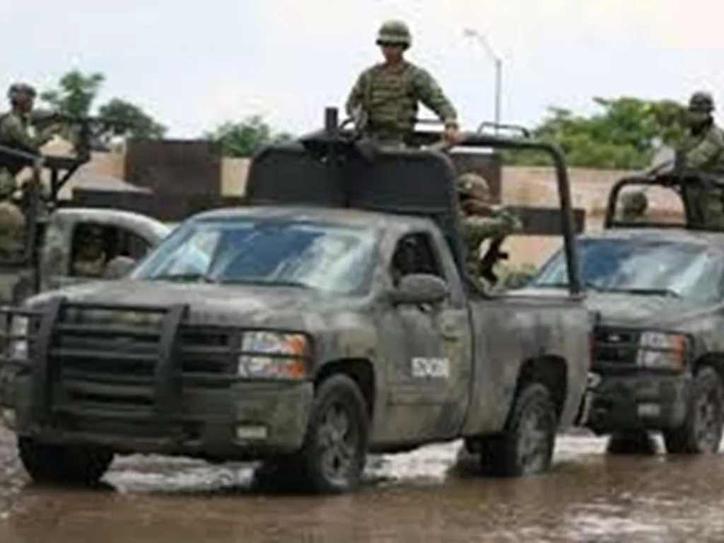 Vehículos militares patrullan luego de los tiroteos en Alturas del Sur, Guadalupe Victoria y Villa Satélite. 