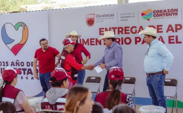 En una gira de dos días que realizó el gobernador de Zacatecas, David Monreal, por diversas comunidades rurales entregó apoyos alimentarios del programa Corazón Contento,