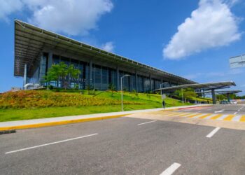 Huracán Erick impacta operaciones aéreas en México: cancelaciones y opciones para pasajeros