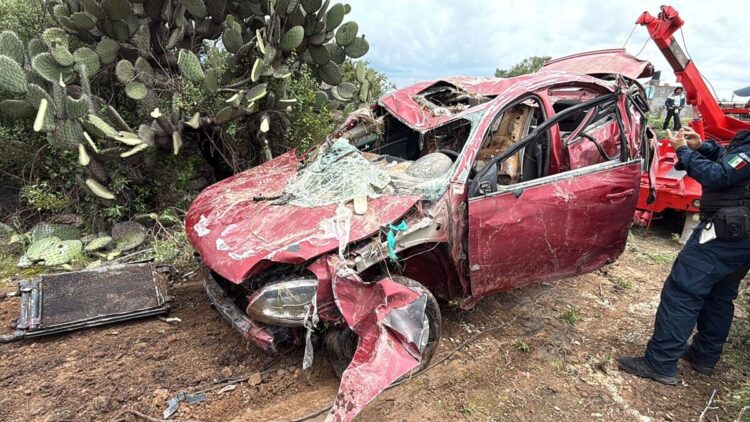 Continúa la búsqueda de conductor de auto arrastrado por la corriente en Hidalgo