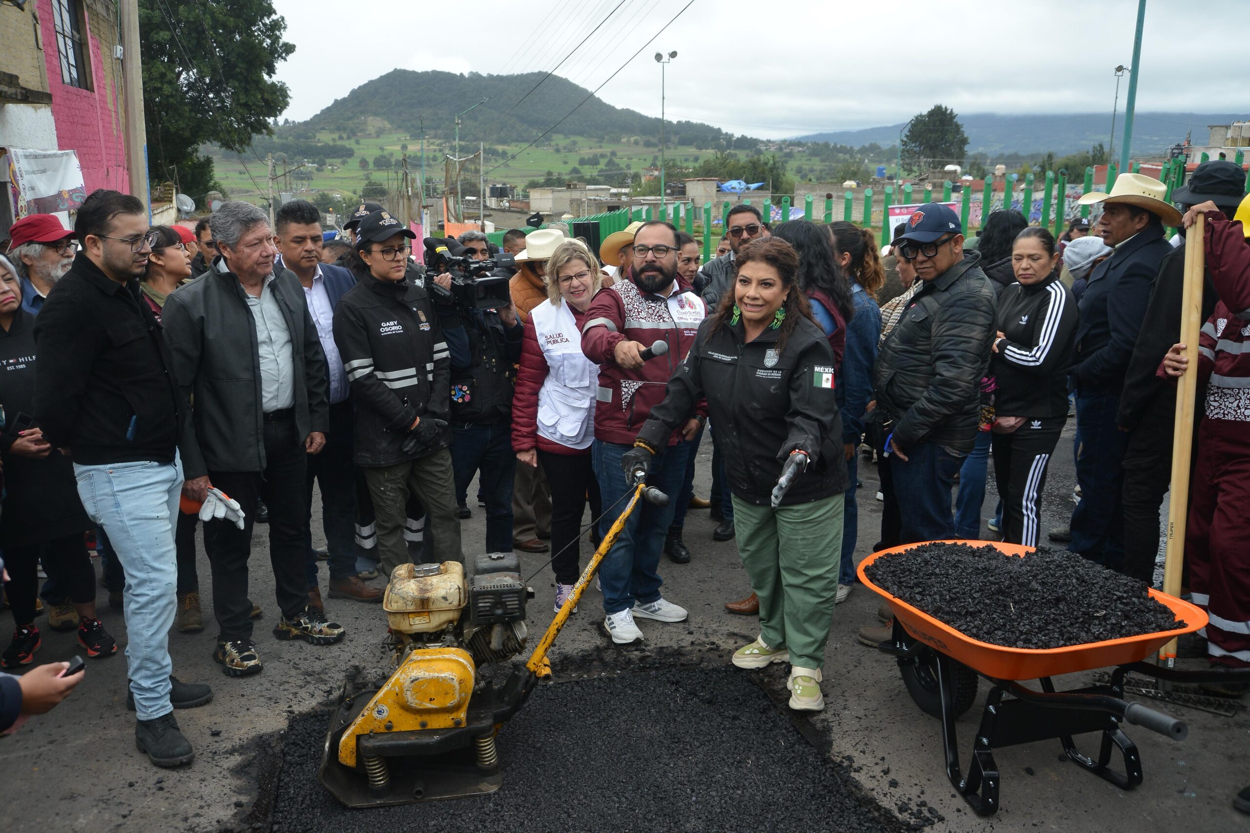 Clara Brugada, jefa de Gobierno de la CDMX, recorre San Miguel Ajusco para supervisar el programa Obras son amores para la transformación, AMEXI Foto La Isabel