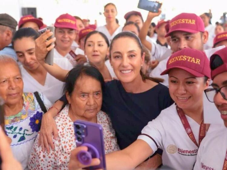 Claudia de Sheinbaum. En gira por Michoacán, promete llevar amor mediante el programa casa por casa.