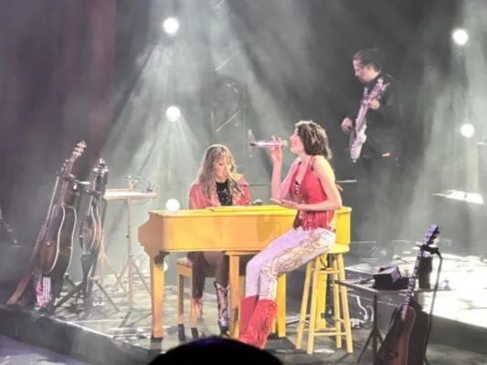 Ah Ash convierte el Auditorio Nacional en su "Nashville" particular