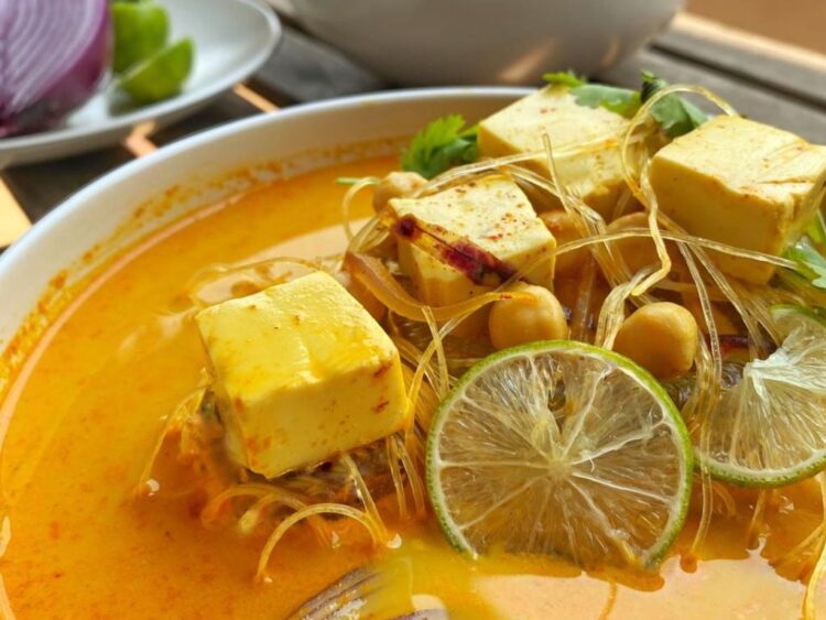 Sopa de curry: descubre como ayuda a mejorar la salud