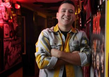 Juancito, el comediante busca imponer el récord Guinness del podcast más largo del mundo