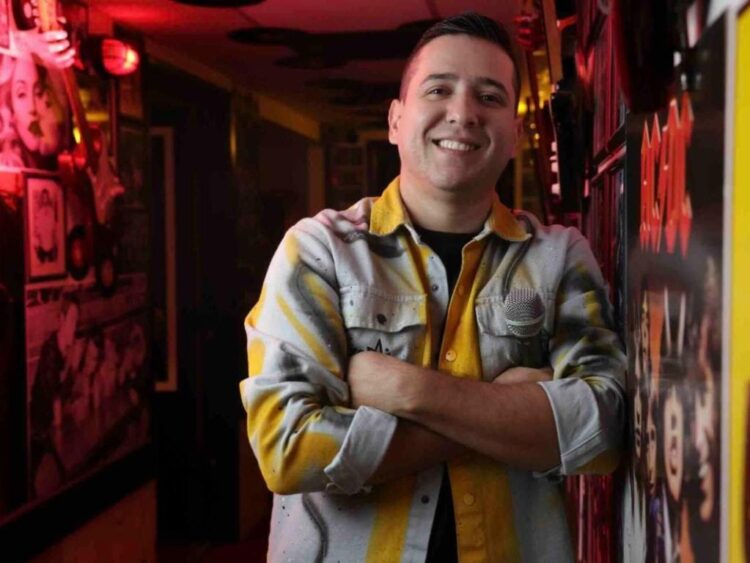 Juancito, el comediante busca imponer el récord Guinness del podcast más largo del mundo