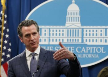 California presenta moción de emergencia para bloquear militarización de Trump en LA