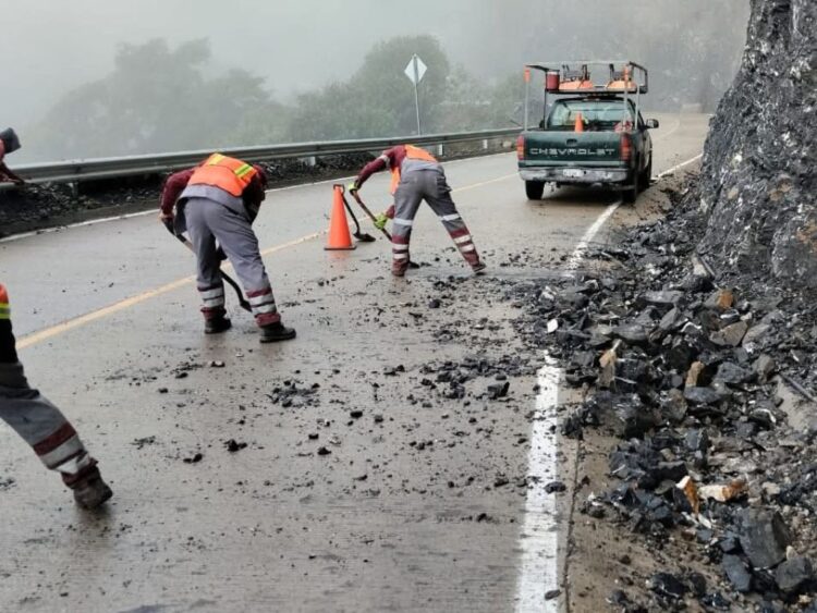 Hidalgo. Trabajos de limpieza de vialidades por derrumbes ocasionados por intensas lluvias. Cortesía SIPDUS