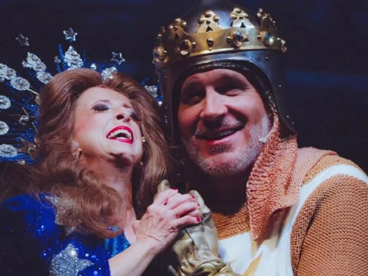 Arath de la Torre y María Elena Saldaña debutan con éxito en “Spamalot” | AMEXI/FOTO: IG @arathdelatorre