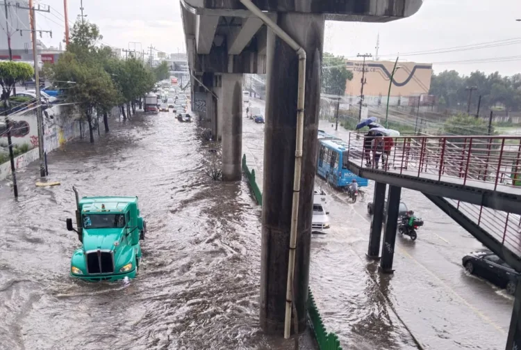 Lluvias colapsan vialidades y provocan emergencias en el Valle de México