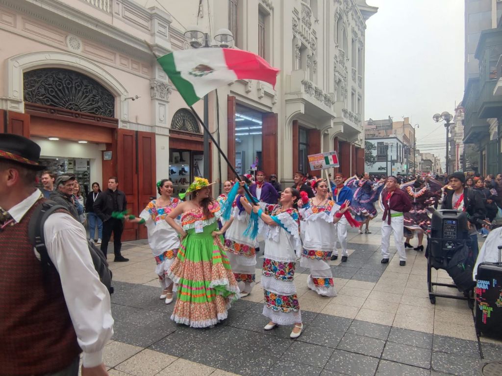 La jarana yucateca en las calles de Lima.