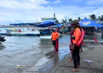 Exitoso rescate de 18 turistas cuya lancha se hundió en aguas de Veracruz.
